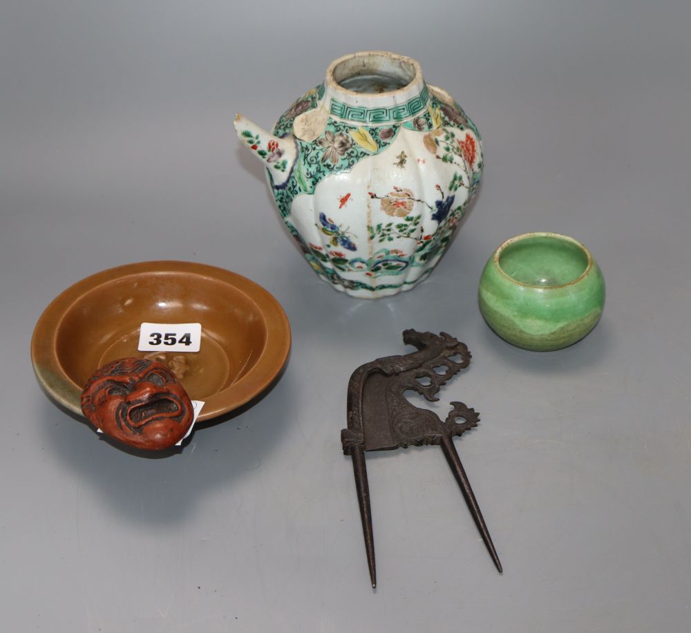 A Chinese famille verte teapot (a.f.) and four other Chinese pieces, tallest 13cm